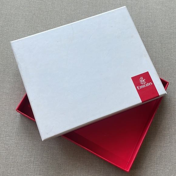 Emirates box - Picture 5 of 12